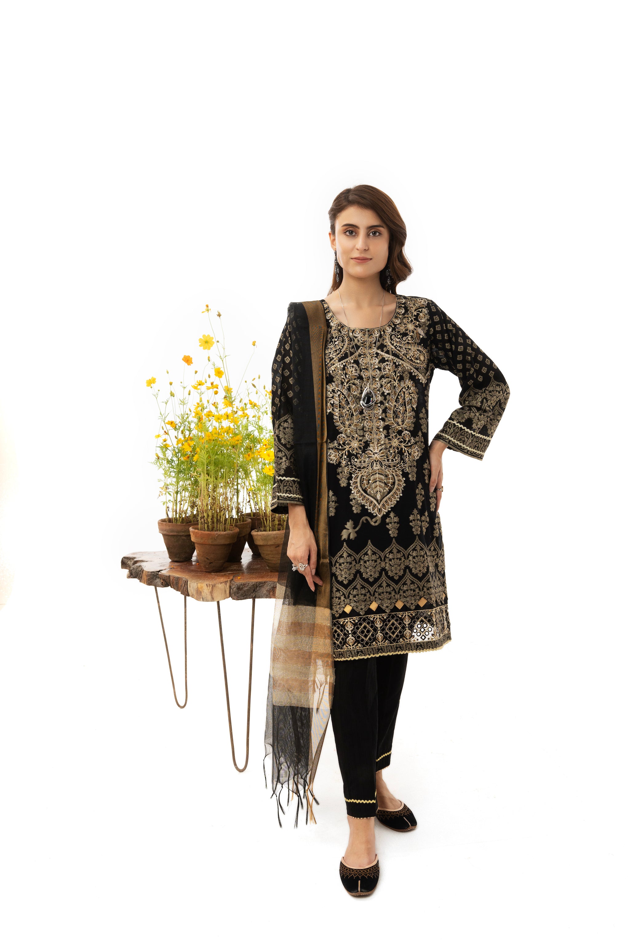 EMBROIDERED JACQUARD SUIT BY ARFA RIWAJ SUMMER 2023